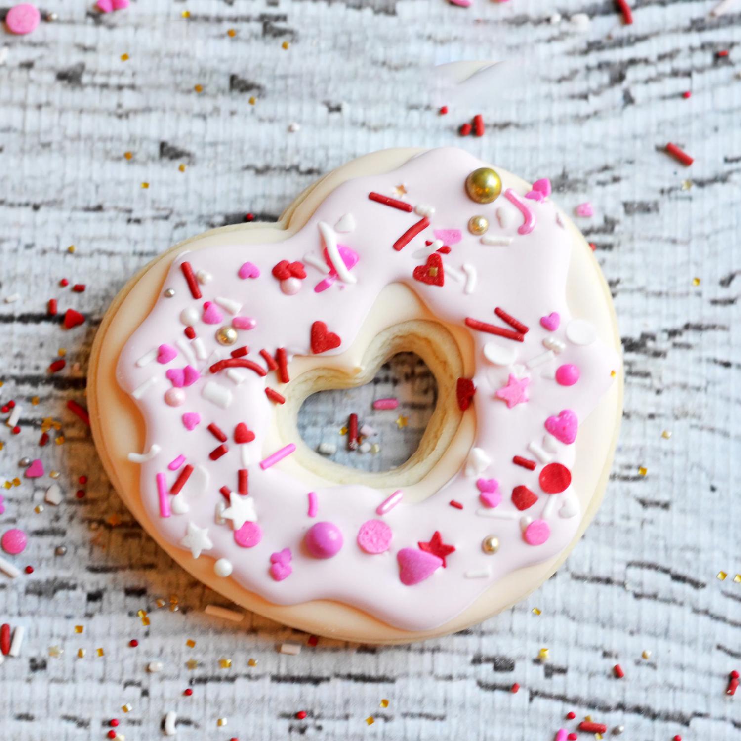 PLASTIC HEART SHAPED DOUGHNUT CUTTER